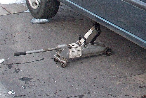 Колесо поворотное для подкатного домкрата